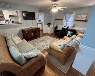 Jamestown: Family Friendly Cottage Getaway In Town W/Pool and Hot Tub - Jamestown - Living room