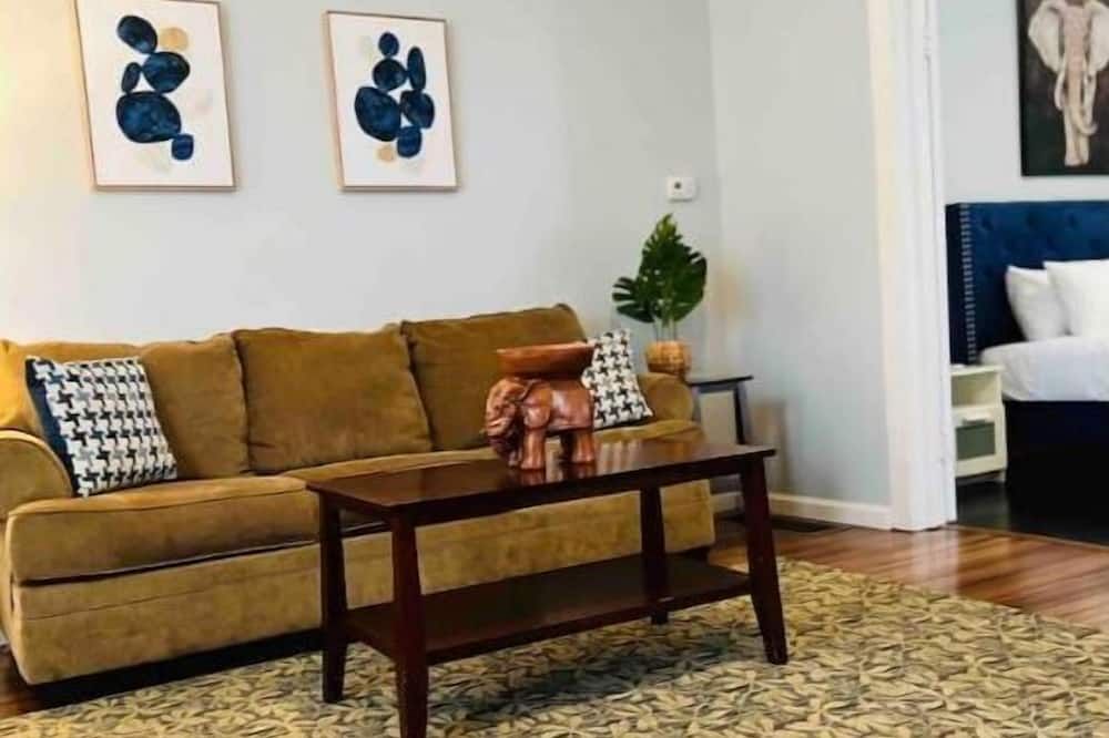 New Spacious Stylish King Bed Apt - Free Parking