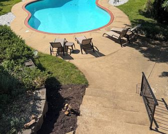 Cozy Basement Apartment Retreat with Pool Access - Warrenton - Zwembad