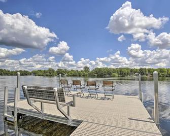 Cumberland Retreat with Lakefront Yard and Dock - Cumberland - Patio