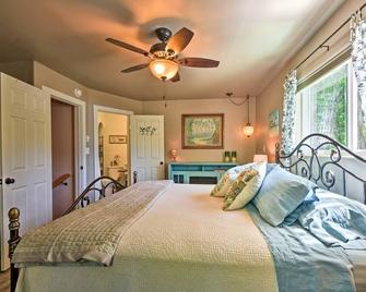 Cozy Home with Media Room Short Walk to Taos Plaza! - Taos - Bedroom