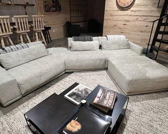 Charming 2-bedroom Enchanting Lake home with Rustic feel! Guest cabin n Sauna - Eveleth - Living room
