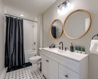 Dundee 3Br2Ba house sleeps 9 plus crib central Omaha - Omaha - Bathroom