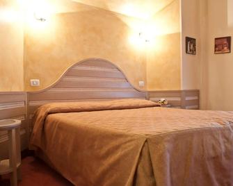 Hotel Nedy - Massa - Slaapkamer