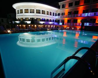 Hotel Intourist Palace Batumi - Batumi - Piscina