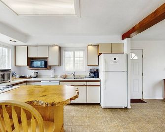 Oceanfront home with amazing views, hot tub, WiFi & deck - hiking nearby - Trinidad - Cocina