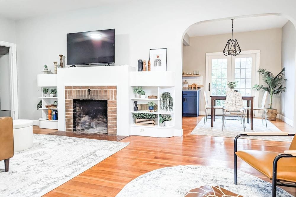 Downtown Historic Bungalow- Pet friendly fully fenced backyard - Albany - Huiskamer
