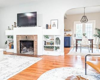 Downtown Historic Bungalow- Pet friendly fully fenced backyard - Albany - Living room