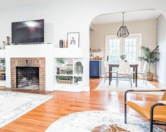 Downtown Historic Bungalow- Pet friendly fully fenced backyard - Albany - Huiskamer