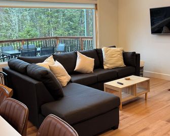 Chalet at the gateway to the Bras-du-Nord Valley in Saint-Raymond -4 rooms - St-Raymond - Salon
