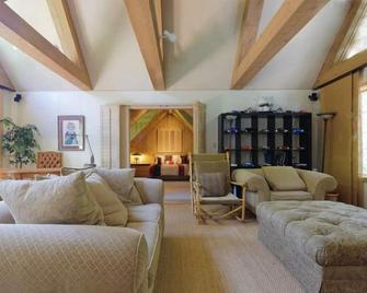 Reduced Spring Special Estate Guest House, Tennis Court, 1.3 Acre Park Grounds - Beverly Hills - Living room