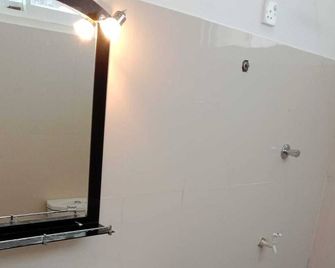 Happy Stay Holiday Inn - Hikkaduwa - Bathroom