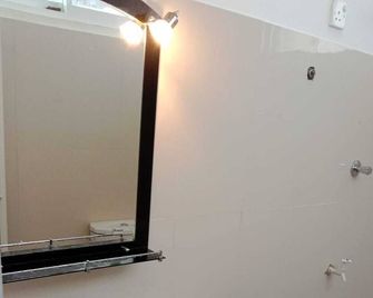 Happy Stay Holiday Inn - Hikkaduwa - Bathroom
