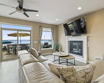 Stunning Lake Home on all sports lake Sandbar with breathtaking views! - Keego Harbor - Sala de estar