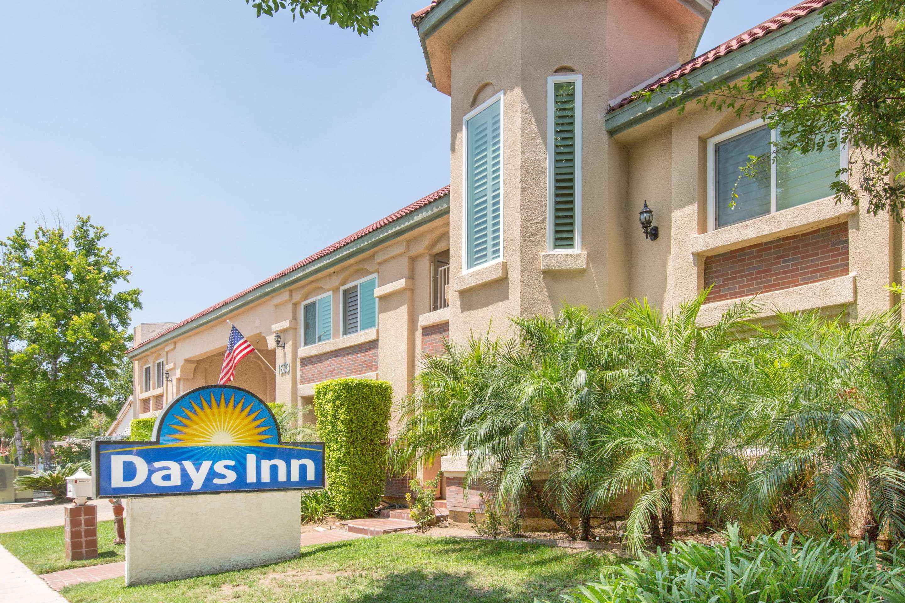Days Inn by Wyndham Near City Of Hope - Duarte - Budova