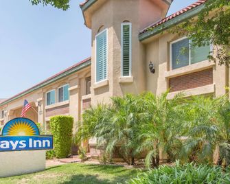 Days Inn by Wyndham Near City Of Hope - Duarte - Budova