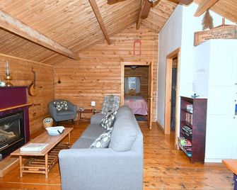 Whispering Hills - Couples Getaway - Berkeley Springs - Huiskamer