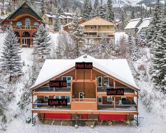 Well appointed with Hot tub and steps to lift access! - Sandpoint - Building