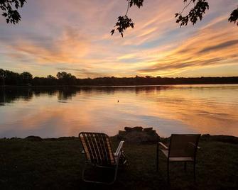 Owasco Lake Shoreline Home with Boat, Canoe and Kayaks Included - Auburn - Außenansicht