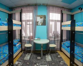 Hostel Den' & Noch' - Saratow - Schlafzimmer