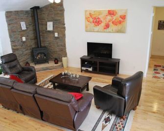 빅 톰 캐빈 바이 요세미티 레이크 & 트레일 - 그로브랜드 - 거실