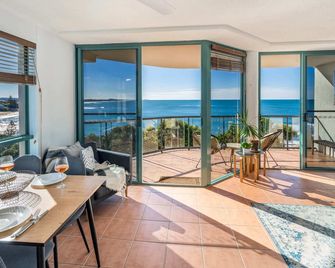 Ocean Front Views with Rooftop Terrace - Moffat Beach - Balcony