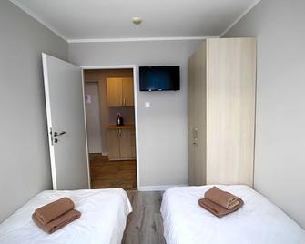 Pod Kominem Pokoje i Apartamenty - Opole - Bedroom