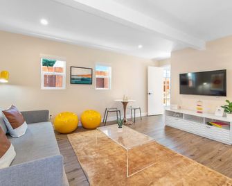 Beach Bungalow Perfection - Private Patios, BBQ walk2beach & Pet Friendly! - San Diego - Living room