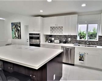 Renovated 3 Bedroom +den /2 Bath Heated Pool House - コーラル スプリングス - キッチン