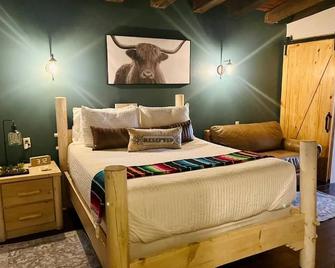 Adobe Rose Boutique Inn - Artesia - Schlafzimmer
