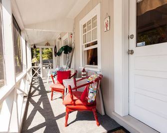 Cozy Coastal Cottage with Salty & Serene Sunsets - East Boothbay - Balcony