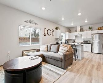 Full Ada Unit - 2 Bed 2 Bath Unit Near Downtown - Spokane - Living room