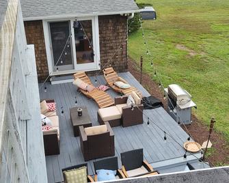 Spacious Beach House Summer Island, Kayaks, Bikes, Sauna, Private Beach Access - Branford - Patio