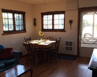 Cozy cabin near RMNP with screened-in deck, forest and meadow views - Onanole - Comedor