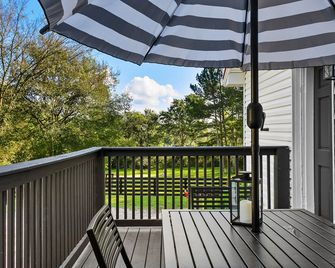 Newly Renovated Charming Little Leiper's Cottage - Franklin - Balcony