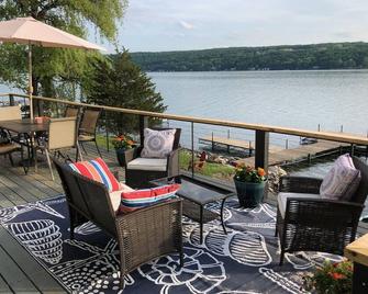Cozy waterfront home with modern amenities! - Moravia - Balcony