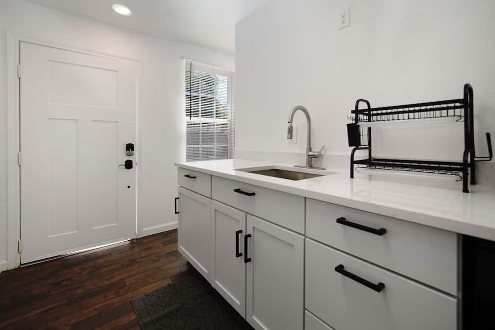 Intimate 1-BR Guesthouse+backyard by Downtown Dallas and Design District - דאלאס - מטבח