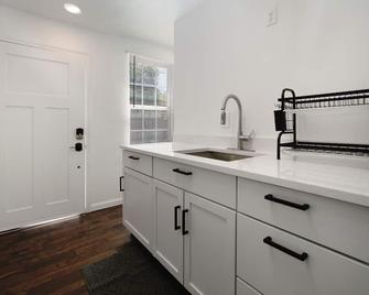 Intimate 1-BR Guesthouse+backyard by Downtown Dallas and Design District - Dallas - Kjøkken