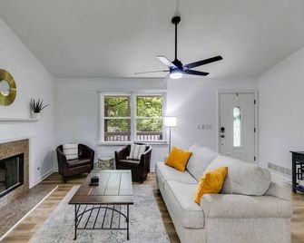 Tranquil Hideaway Home - Pet-friendly - Villa Rica - Obývací pokoj