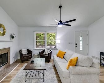 Tranquil Hideaway Home - Pet-friendly - Villa Rica - Wohnzimmer