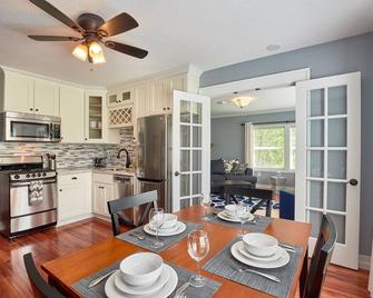 Relax and unwind at Yamhill Flats: Suite 1 - Newberg - Dining room