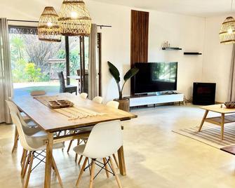 Loerieroep Estate - Mountainview Selfcatering Accommodation Nelspruit - Nelspruit - Dining room