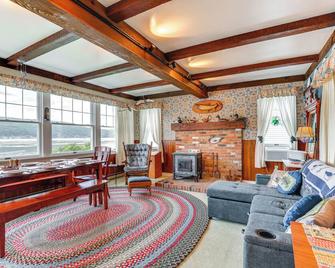 Canandaigua Lakefront Gem with Dock and Boat Slip - Naples - Soggiorno