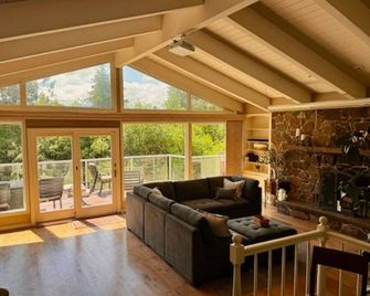 Peaceful Forest Retreat with Mount Rainier Views - Enumclaw - Living room