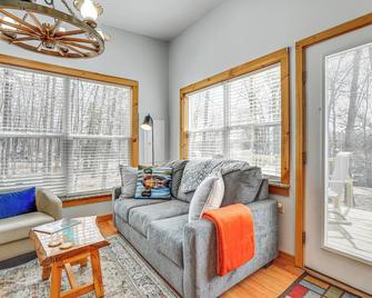 Private Dock & Deck: Tranquil Dam Pond Cottage! - Augusta - Wohnzimmer