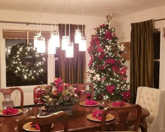 Charming Colonial Home in the Village of Clayton, 3B/2ba, W/D, Patio - Clayton - Comedor