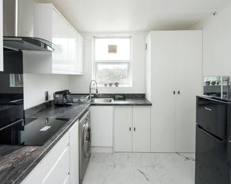 Stylish Apartment with WIFI and easy access to Central London - Crystal Palace - Kitchen