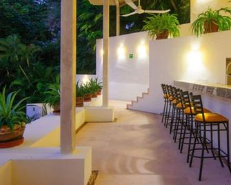 Hotel Ixzi Plus - Ixtapa - Patio