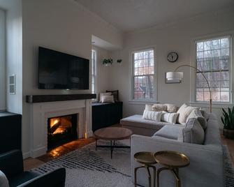 An Iconic Upstate Getaway Just 2 Hours from New York City - Barryville - Sala de estar