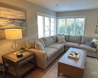 Peaceful Getaway in Lake Country - Delafield - Living room